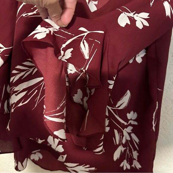 VINCE CAMUTO Women' Maroon Ruffled Pleated Floral Flutter Sleeve V Neck Blouse - Picture 12 of 15
